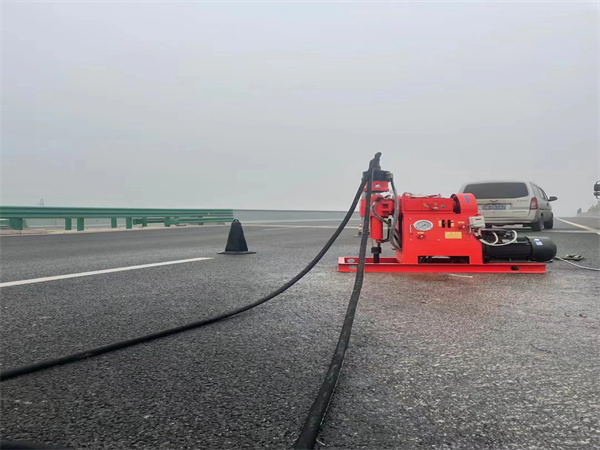 运粮湖管理区马路路基路面开裂下沉注浆加固灌浆